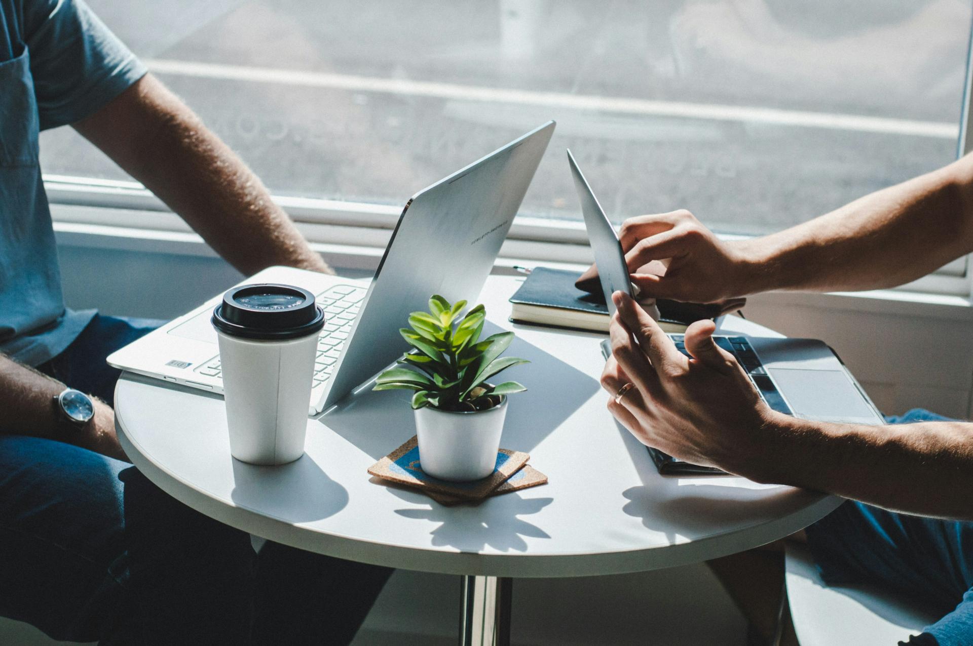 Teams werken samen aan digitale tools tijdens verandering