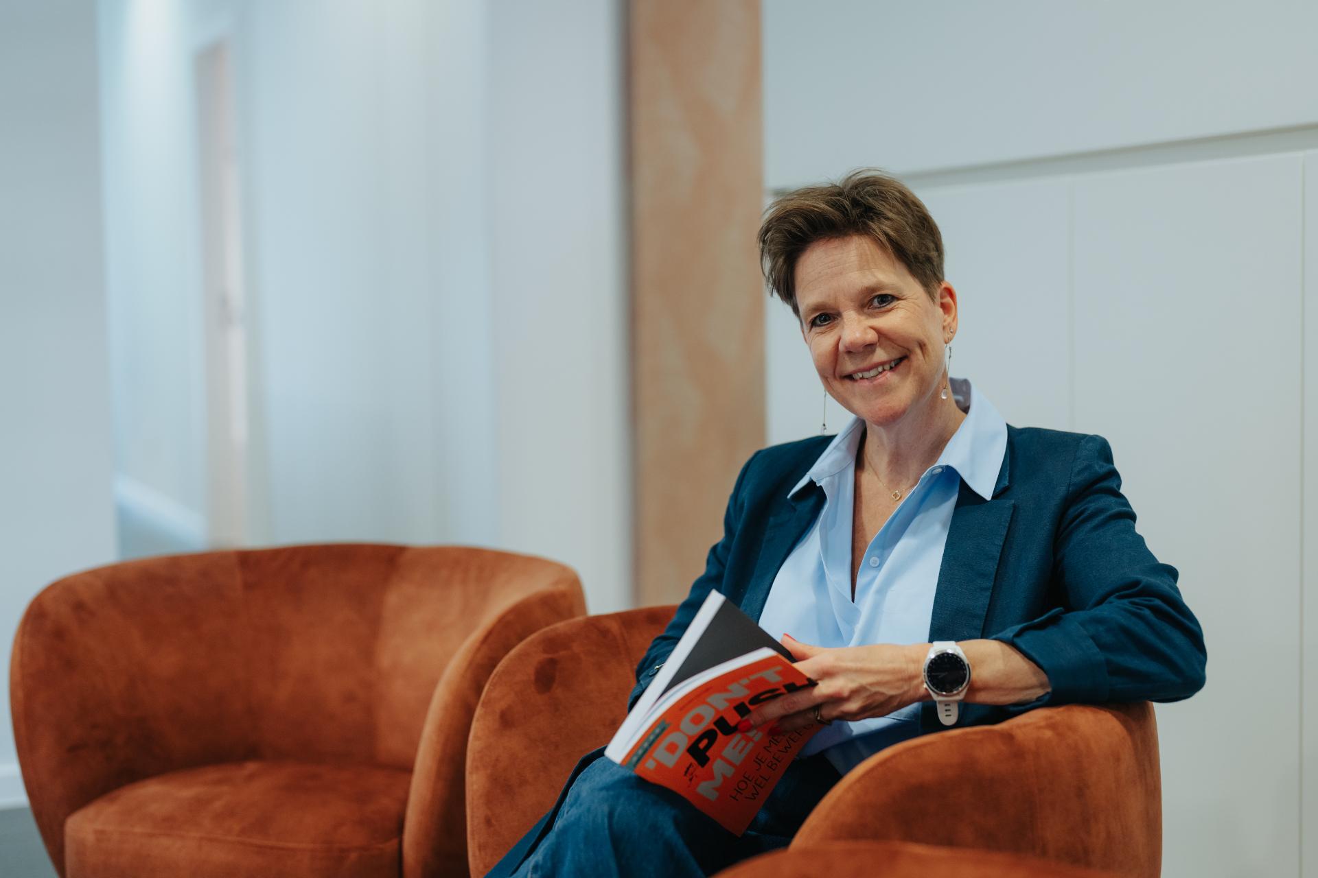 Executive coach glimlacht tijdens professionele ontwikkelingssessie