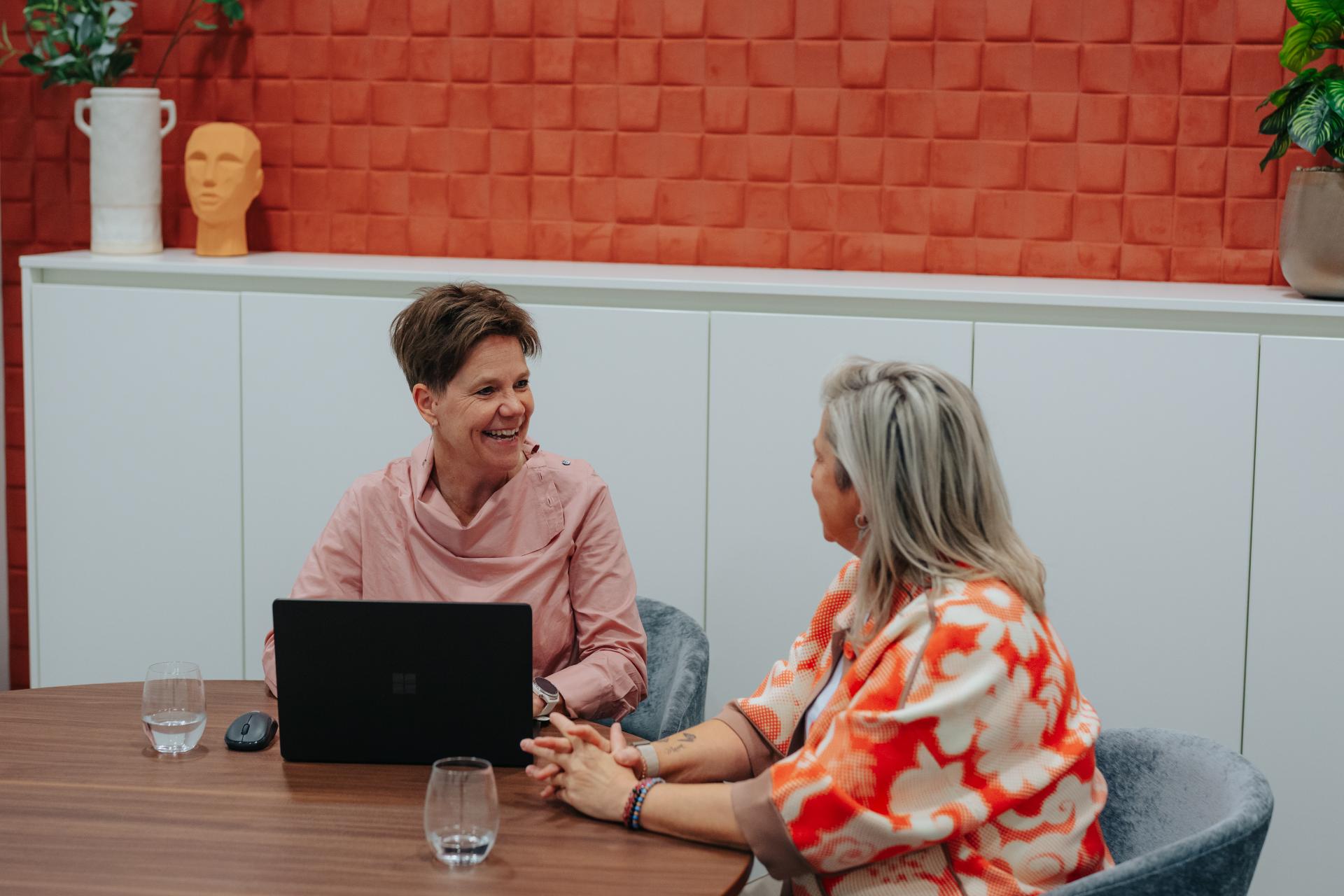 Overleg over change management en organisatieverandering aan vergadertafel