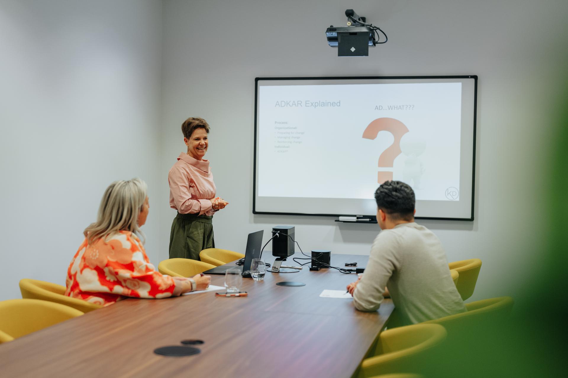 Katrien Daems begeleidt deelnemers tijdens een sessie rond verandermanagement
